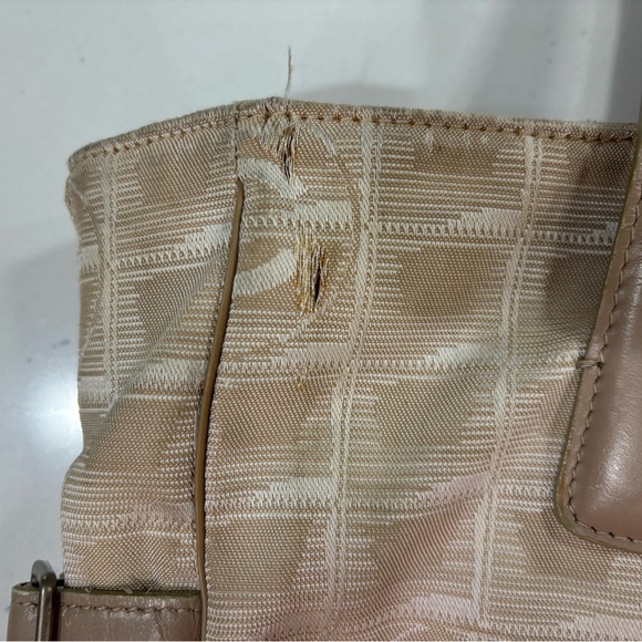 Chic Beige Designer Tote Bag - Picture 4 of 15